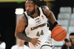 500.com-威尔斯半场12中8，得到18分3篮板1助攻1抢断