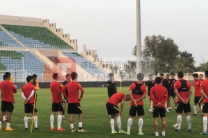 500.com-国足抵阿曼三次更换训练场地 重点演练定位球攻守